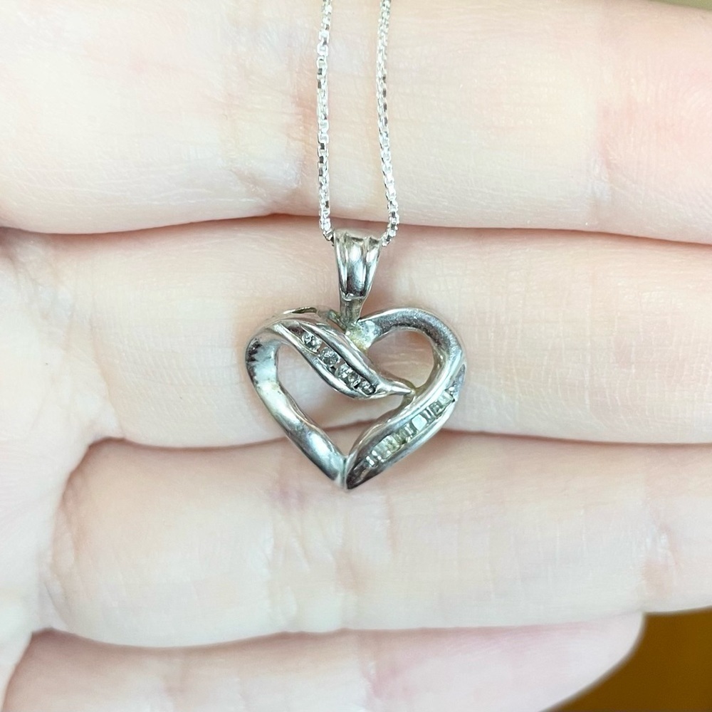 10k Diamond paved 0.15 carat solid white gold open heart eternity pendan… - Picture 4 of 9